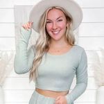 easel Cropped Top Photo 0