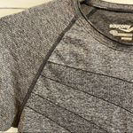 Saucony  Gray Dash Seamless Short Sleeve Top.  Size Small. EUC Photo 3