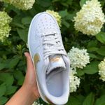 Nike Air Force 1 Metallic Gold Platinum, Size 6 Women’s Photo 2