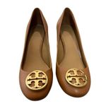 Tory Burch Chelsea Tan Leather Wedge Heel Gold Logo Pumps Size 6 Photo 1