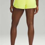 Lululemon hotty hot 2.5” high rise electric lemon lined shorts Sz 6 Rare Photo 4