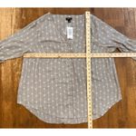 Torrid NWT Light Gray Blouse wi/ Arrow Pattern Size 1X 14-16 Photo 3