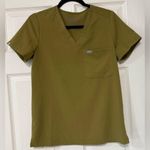 FIGS  Catarina One Pocket V-neck Scrub Top Olive Green
Size XS Photo 1