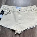 FashioNova beige shorts Photo 1