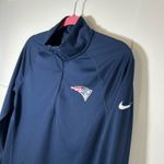 Nike Women’s medium NE Patriots NFL pullover Photo 1