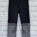Lululemon women 2 textured Capri leggings grey & black Photo 10