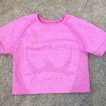 tight cropped pink shirt Photo 2