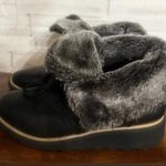 Clarks Womens Sharon Pearl Boots. Fuzzy, comfortable and warm. Size 9 Photo 2