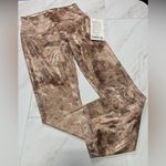 Lululemon NWT Align High Rise Pant 25 in
Diamond Dye Foil Dot Shine Size 6 Photo 3