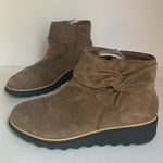 Clarks Taupe Suede Ankle Boots • Bow Accent • Women’s 8 (EU 39) Photo 2