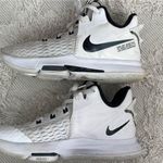 Nike  Basketball Shoes LeBron Photo 2