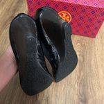 Tory Burch  black gold wedge heeled pumps shoes women’s 7 Photo 7