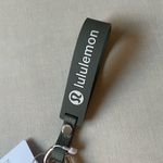 Lululemon silicone keychain - Bay Leaf/Light Ivory Photo 1