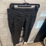 Old Navy Active Elevate Leggings. Women's Large High Rise. Gray Tiger Stripe. Photo 1