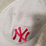 MLB New Era Women New York Yankees Gray and Pink Adjustable Cap 9/Twenty Photo 2