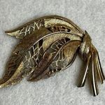 Vintage Jeri Lou Gold Feather Scarf Clip Charm Photo 0