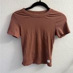 Vuori  Pose Fitted Tee Brown Ribbed Size XS Athletic Athleisure Loungewear Fall Photo 1