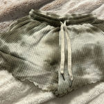 green shorts Photo 0