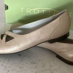 Trotters shoes women’s 9.5 Maggie ballet flats slip on gold leather casual shoes Photo 0