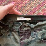 Levi's  ARMY CAMO PRINT MID LENGTH STRETCH SHORTS Photo 1