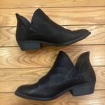 Universal Threads Universal Thread Size 8 Faux Leather Nora V-Cut Black Ankle Booties. Photo 6