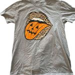 Gray Leopard Lips with Pumpkin Tongue Halloween Tee Size M Photo 0