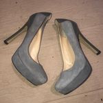 Ivanka Trump  gray pumps Photo 2