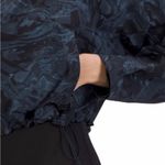 Lululemon  crop Metamorphosis jacket Photo 6