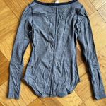 Lululemon Awesoma Long Sleeve V Neck Henley Size 4 EUC Photo 4