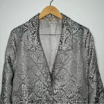 Gimmicks by BKE Gimmicks Buckle Silver Embroidered Damask One Button Blazer Size Large Photo 4