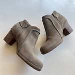 Clarks  Soft Cushion Taupe Gray Suede Womens Size 8.5M‎ Ankle Boots Shoes Photo 3