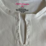 Seamless White Notch Cap Sleeve Shirt Photo 1