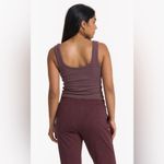 Vuori  NWT Sunrise Crop Tank Top Chestnut Color Size XL Photo 1