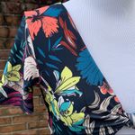 Pretty Little Thing  Cropped Knot Front Hibiscus Floral Tropical Stretch Top 6 Photo 1