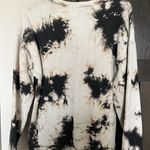 Buckle Crew Neck Photo 1