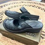 Keen Womens  Saratoga II Black Leather Mary Jane Slip On Mules Shoes Size 8 Photo 0