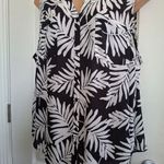 Torrid  Sz 4 Black and White Leaf Print Sleeveless Top Photo 2