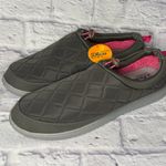 Dearfoams  Women's Quilted Gray and Pink Slippers Photo 1