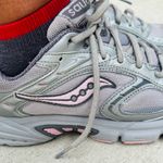 Saucony  Women's Athletic Shoes in Gray and Pink size 7.5 Photo 3