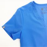 FIGS  Casma Three Pocket Scrub Top: Ciel Blue Photo 6