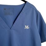 FIGS  Casma Three Pocket Scrub Top in Color Ceil Blue Monogram M Size XL Photo 4