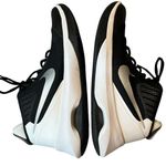 Nike  Air Versitile Womens Basketball Shoes Black White Sneakers Size 8 Photo 4
