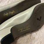 Size 7.5 wide shoes • soft style Photo 14