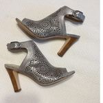 Johnston & Murphy  Cassie Perforated Leather‎ Silver Metallic Sandals size 10 Photo 4