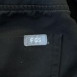 FIGS  women Cargo Pants in Black Photo 3