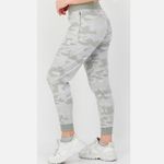 We Wander New Camo Print Fleece Skinny Leg Joggers Sweatpants Grey Size Medium Photo 1