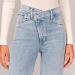Abercrombie & Fitch Abercrombie Ultra High Rise 90s Straight Photo 3