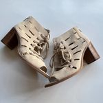 Vince Camuto  Tressa‎ Natural Beige Perforated Sandal Chunky Heel Size 7M … Photo 2