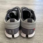 on cloud Running Shoes Photo 2