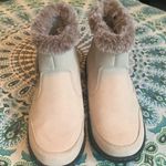 Khombu  Women's Iris All Weather Leather/Faux Fur Cream ankle boots Photo 3